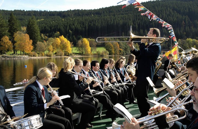 Das fetzt: Vier Kapellen spielten  bei...rt der Ausflugsboote auf dem Titisee.   | Foto: Marion Pfordt