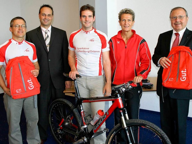 Hermann Weber (rechts) mit (von links)...rkus Wiegert und Brigitte Kopf-Priebe.  | Foto: Sparkasse