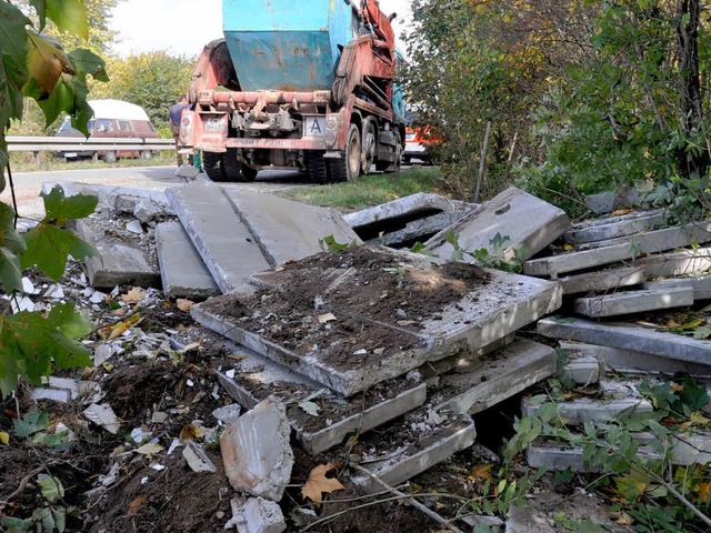 Bauschutt auf und neben der Fahrbahn  | Foto: Ingo Schneider