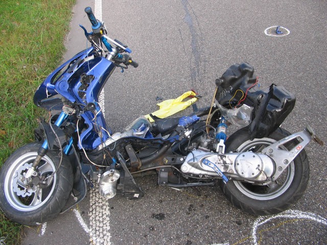 Der Unfallroller ist vllig zerstrt  | Foto: bz