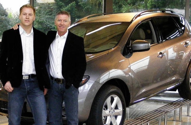 Die Geschftsfhrer Dirk Reiss (links)...sover-Modelle von Nissan prsentiert.   | Foto: Autohaus Wagner