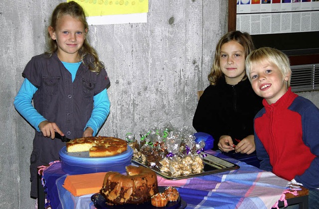 Die Jugendgruppe der Gemeinde verkaufte Kuchen.   | Foto: privat