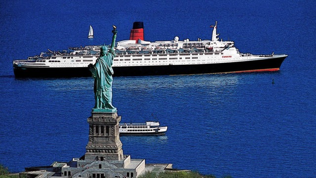 Zwei alte Ladys vor Manhattan: Die &#8... die Freiheitsstatue und New York an.   | Foto: dpa