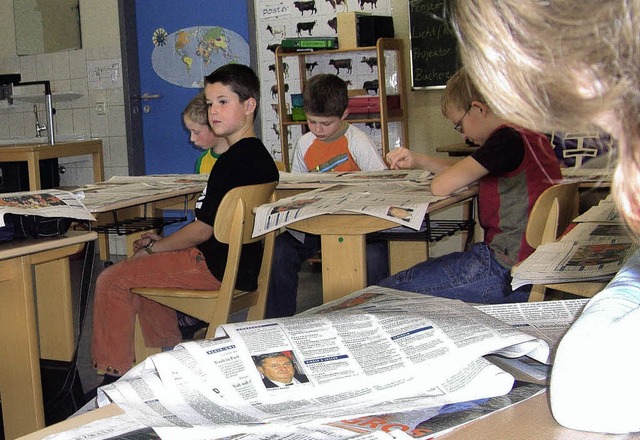 Mit der Badischen Zeitung beschftigen...beim Projekt Zeitung in der Schule.     | Foto: Privat