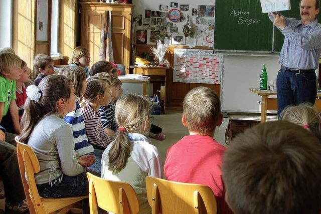 Achim Brger liest in der Grundschule Birkendorf