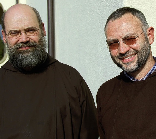 Bruder Markus verlsst das Kapuzinerkl...olger ist Bruder Laurentius (rechts).   | Foto: Jutta Binner-schwarz