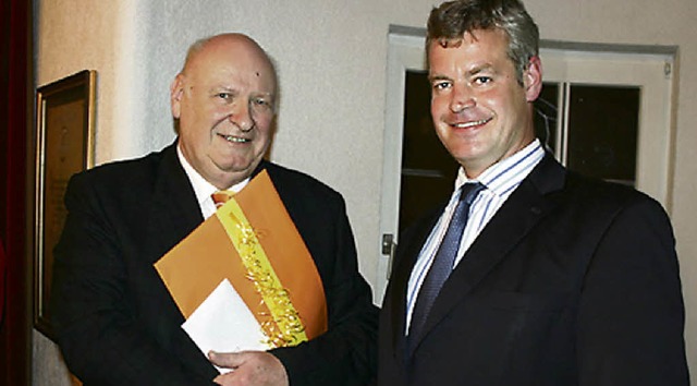 Brgermeister Oliver Rein (rechts) be...d aus dem Gemeinderat  ein Geschenk.    | Foto: privat