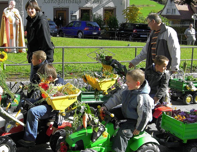 Auch die Kleinen fuhren vor und lieen...tegaben nach dem Gottesdienst segnen.   | Foto: Gerhard Wiezel