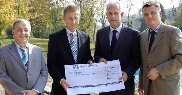 3000 Euro spendete die Volksbank Rhein... und Brgermeister Adrian Schmidle.     | Foto: Melanie Dramac