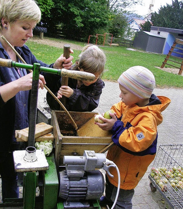 Im Frbelkindergarten gab&#8217;s selbst gepressten Apfelsaft.  | Foto: Privat
