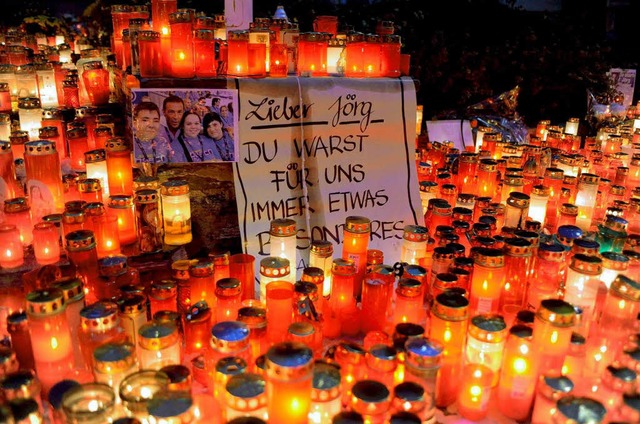 Kerzen vor dem Regierungssitz in Klage...; Ausdruck der Trauer um Jrg Haider.   | Foto: dpa