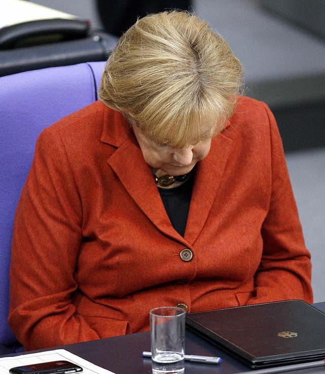 Gute Nachrichten auf dem Handy? Bundes...n Angela Merkel gestern im Bundestag.   | Foto: dpa