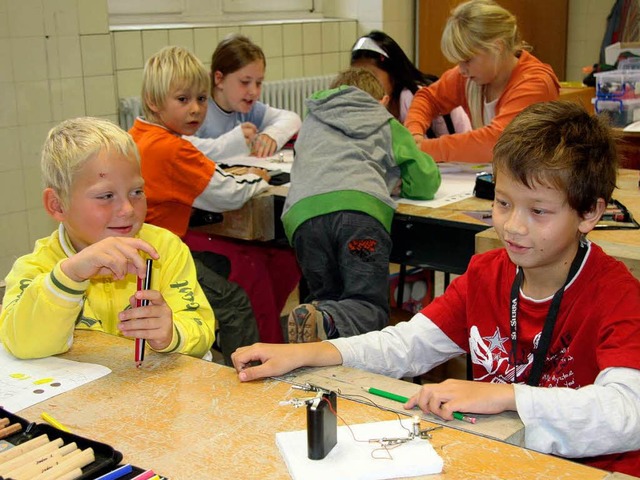 Experimentieren stand beim ersten Werk...Tag an der Hebelschule im Mittelpunkt.  | Foto: Weber-Kroker