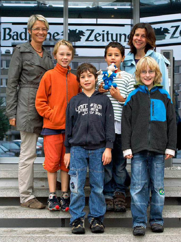 Linus Dehmel, Younes Zidane, Laszlo Schade und Leon Breuer  (Kl. 3b, Karoline-Kasper-Schule Freiburg) mit Uta Stehle und Sabine Zidane