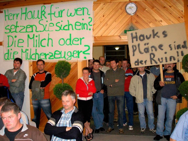 Mit massivem Protest empfingen Milchba...ndwirtschaftsminister in Kirchzarten.   | Foto: schmidt