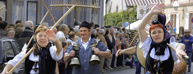 Hhepunkt beim zweitgigen Herbstauskl...t der Umzug durch das Kaiserstuhldorf.  | Foto: ca