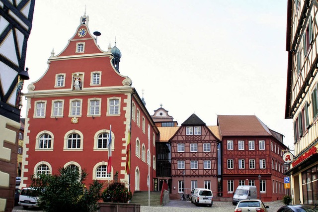 Umgeben von historischen Bauten ist da...am historischen Marktplatz der Stadt.   | Foto: Sieberts