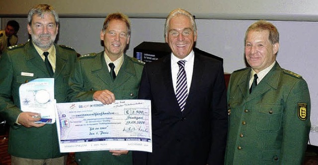 Der Leiter des Autobahnpolizeireviers ...hrsprventionspreis 2007 in Empfang.    | Foto: privat