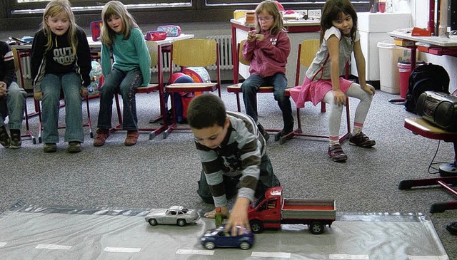 Spielend am Modell ben: Kinder beim Verkehrsunterricht.   | Foto: SCHULE