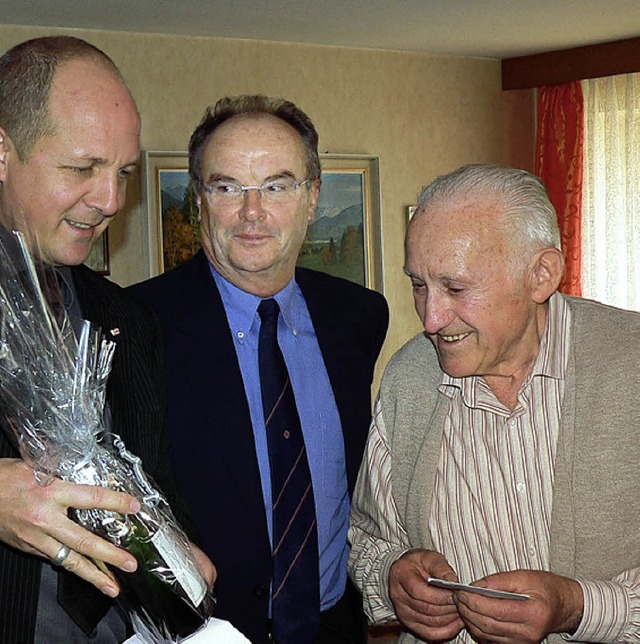 <Bildtext> Wilhelm Wolfsperger (r.)  e...die Henry-Dunant-Medaille. </Bildtext>  | Foto: Kurt Meier