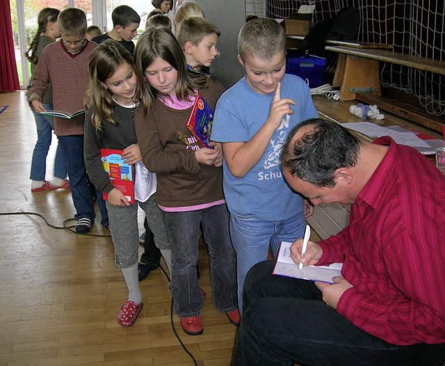 Au ja, ein Buch mit Autogramm &#8211; ...Geschichten von Andreas Kirchgssner.   | Foto: schule