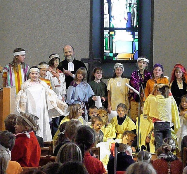 Die Theatergruppe bei ihrer  Auffhrun...g in der Bad Krozinger Christuskirche.  | Foto: EKG