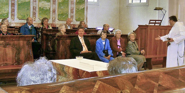 Pater Martin Greiner erklrte den Besu...llustrationen in der Kirche St. Peter.  | Foto: BZ