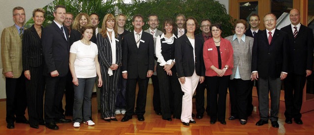 Die Arbeitsjubilare der Sparkasse standen im Mittelpunkt.   | Foto: BZ