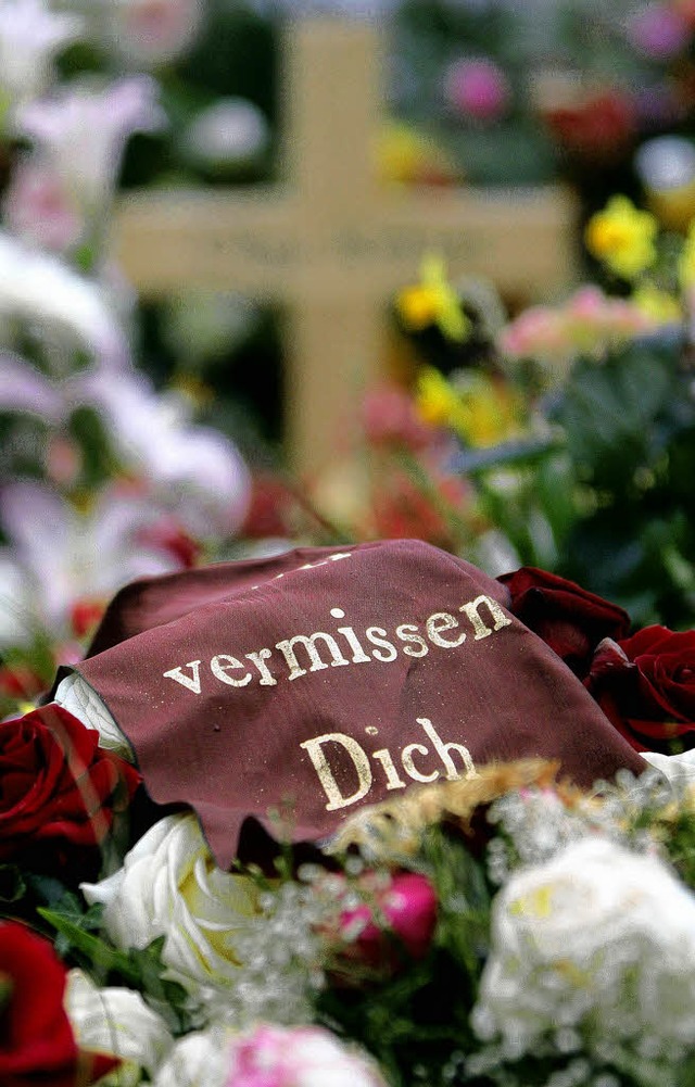 Einen Angehörigen bestatten müssen tut...ngsgebühren im neuen Jahr zu erhöhen. | Foto: BZ Einen Angehörigen bestatten müssen tut...ngsgebühren im neuen Jahr zu erhöhen. | Foto: BZ