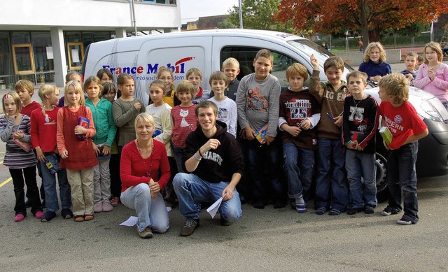 Donattan Huet (mitte) ist mit seinem F...rin Frau Schneider ber seinen Besuch.  | Foto: Sarah-Lena Stein