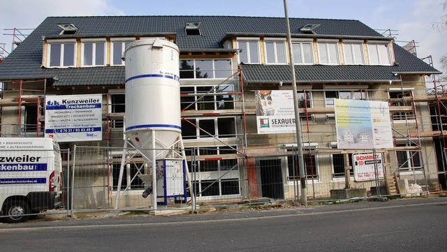 Im Bau befindet sich derzeit das Altenpflegeheim  an der Basler Strae.   | Foto: Tanja Bury