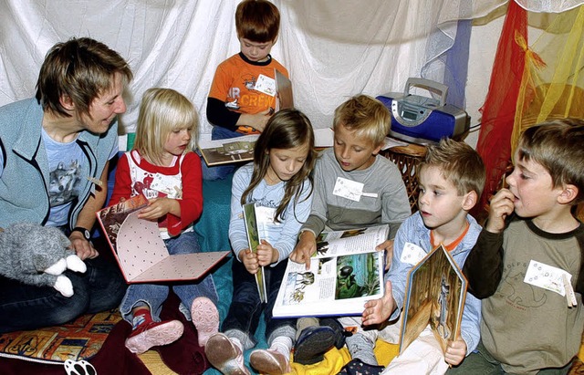 Martina Engel (links)  und die Schulan...nhand von  Bilderbchern und Mrchen.   | Foto: Heidi Fssel