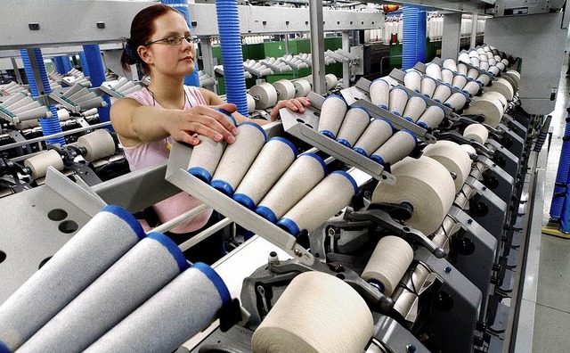 Die rcklufige Nachfrage aus dem Ausl... so sehr wie die Textilmaschinenbauer.  | Foto: dpa