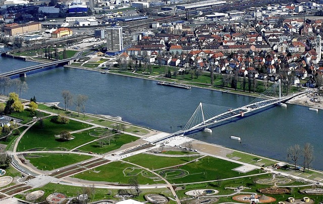 Brcken verbinden Kehl und Straburg (..., auch der Nato-Gipfel sollte das tun.  | Foto: dpa
