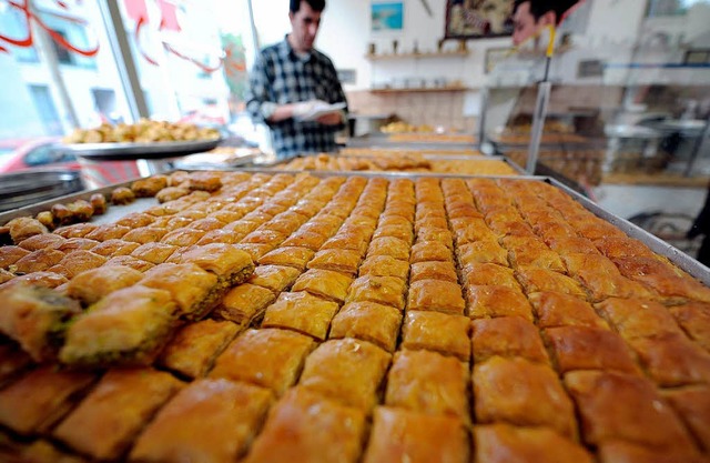 Am Ende des Ramadan gibt es  Baklava, ...tterteigteilchen mit Nssen und Honig.  | Foto: dpa