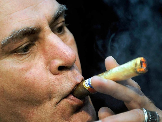 Dieser Mann raucht eine vergoldete Zigarre   | Foto: ddp