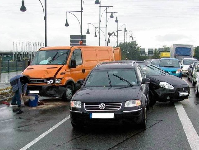 Drei Autos sind in Offenburg kurz hint...einandergekracht: 40 000 Euro Schaden. 