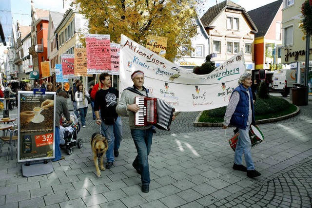 Der Aufmarsch der Betroffeneninitiative in Lahr.  | Foto: Christoph Breithaupt