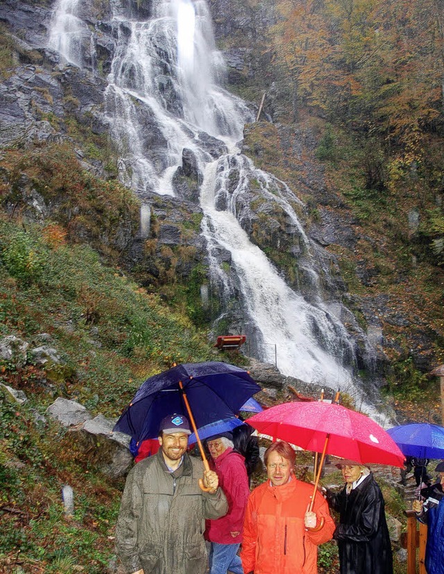 Kein Feierwetter, aber trotzdem Feierl...ten die Neuerungen am Wasserfall ein.   | Foto: Karin Maier