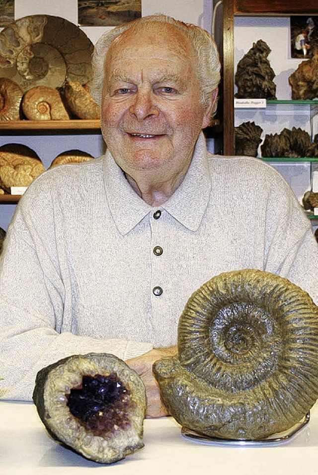 Erich Maier mit seinen   Mineralien  und Fossilien  | Foto: U. Hiller