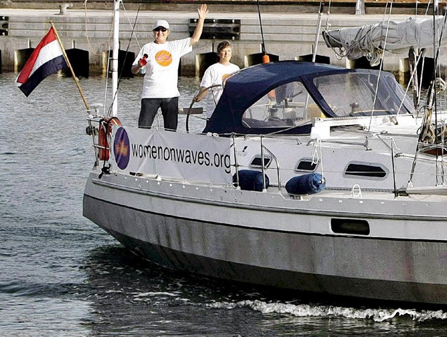 Mitglieder der Organisation &#8222;Wom...f ihrem Weg in den Hafen von Valencia.  | Foto: dpa
