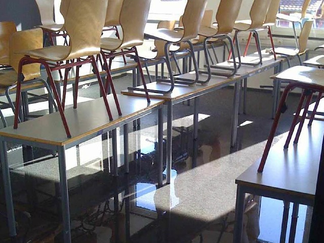 Die Klassenrume in der Freiburger Angell-Schule stehen unter Wasser.  | Foto: bz