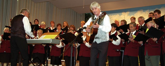 Dieter Huthmacher und der Chor des Ges...inks) bei einem gemeinsamen Auftritt.   | Foto: Pia Grttinger