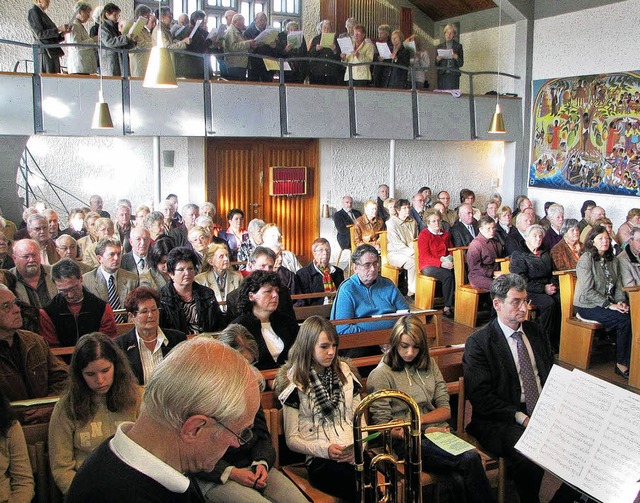 Zahlreiche evangelische und katholisch... der Michaeliskirche in Schwrstadt.    | Foto: Hildegard Siebold