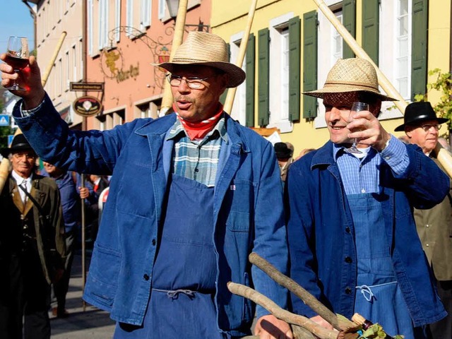 Die Winzer prostetetn beim Brauchtumsumzug ihren Zuschauern zu.  | Foto: Christine Aniol