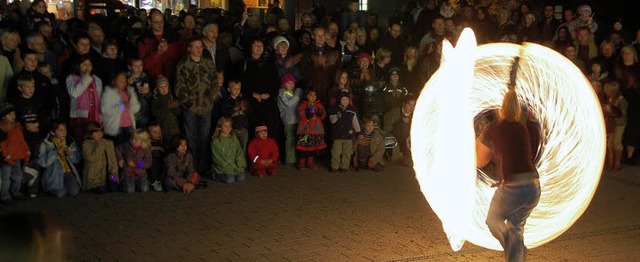 Bizarre Figuren und Formen &#8222;malt...nzer mit ihren Fackeln in die Nacht.    | Foto: LAUBER