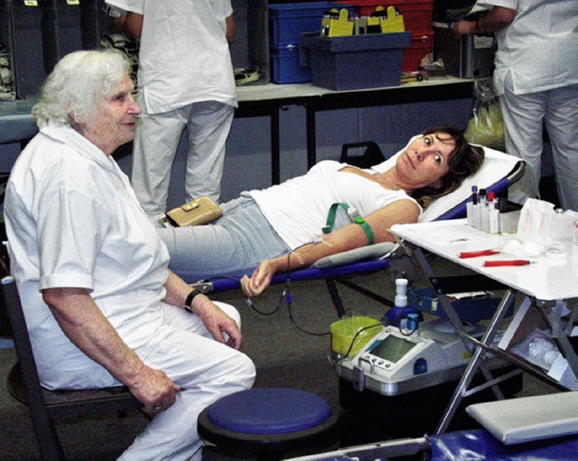 Mehr als 400 Blutspender kamen zur Jubilumsaktion in das Hebelgymnasium.   | Foto: Schleer