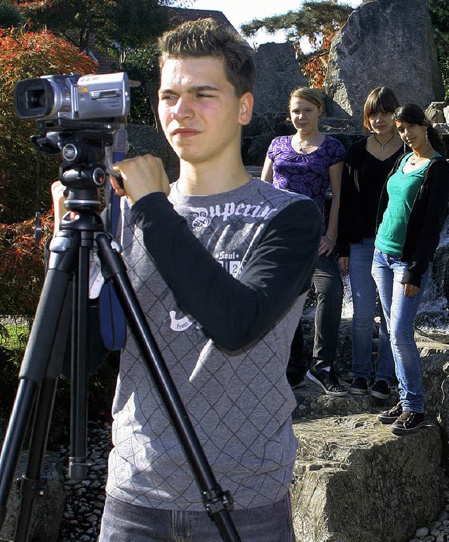 Beim Videoworkshop des Jugendhilfswerk... Celine Drazek und Sarah Rehaiem mit.   | Foto: Rita Eggstein