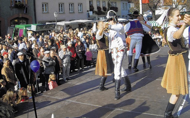 Allerhand geboten wurde bei der Brunl...Tanzvorfhrungen von Trachtengruppen.   | Foto: Bertsche