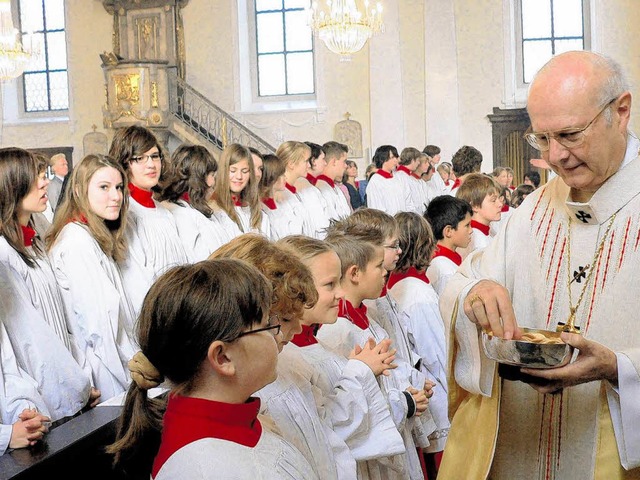 Erzbischof  Zollitsch teilte beim Gott...die Hostien an die Ministranten aus.    | Foto: Herbst